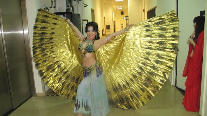 “Бэлхүүсний бүжгийн хатан хаан” Баярмаа нүцгэллээ